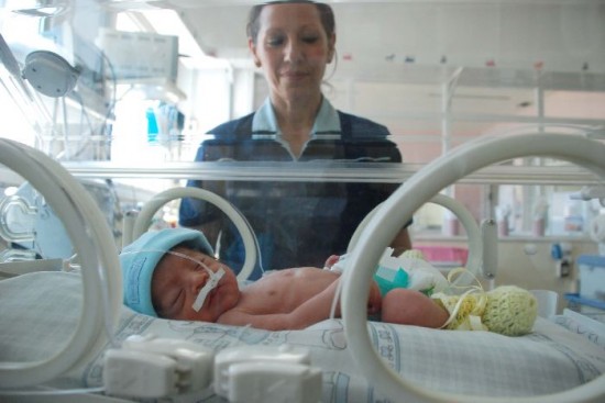 Todo el esmero y la atencin: los bebs prematuros son cuidados en la sala de terapia intensiva de Neonatologa del 