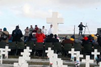 En medio del fro y el viento, los familiares pudieron rendirle su homenaje a los cados en las islas. La presidente Kirchner y parte de su gobierno despidieron a los familiares que viajaron a las islas. 