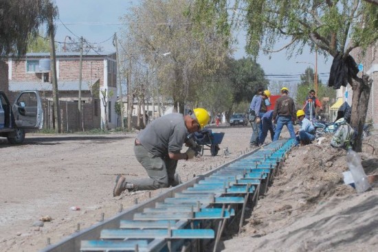 Los trabajos en ms de 10.000 metros de cordn cuneta ya estn avanzados y cerca de su inauguracin. Las nuevas luminarias proponen mayor seguridad en el acceso a la ciudad. El convenio firmado por el intendente con Nacin sumar 210 viviendas nuevas y el mejoramiento de baos y cocinas de la primera etapa de 21 casas. 