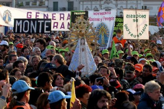 Una multitud asisti a la veneracin de la Virgen y camin los 58 kilmetros que separan a Lujn de la capital federal. Bergoglio aprovech el imponente escenario y fue duro con el gobierno. 