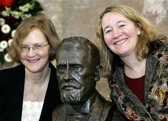 Dos de las premiadas, Elizabeth Blackburn y Carol W. Greider.