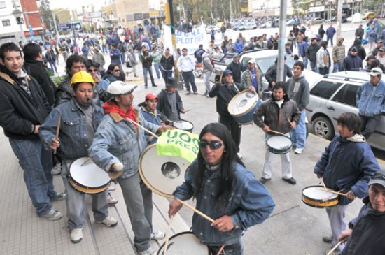 Manifestantes en el centro de la ciudad, frente al edificio municipal. Foto Gaby Oyarzo.