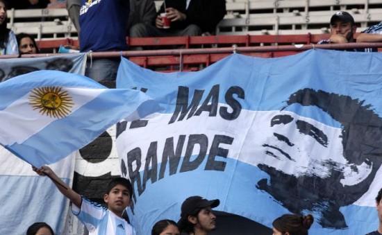 A pesar de la resistencia, hubo trapos dedicados a Maradona. 