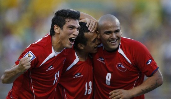 Humberto Suazo (9) marc el segundo de los cuatro tantos chilenos. Si hay gol de Paraguay, hay gol de Salvador Cabaas. A Diego Forln no le temblaron las piernas para convertir el penal en el ltimo instante. 