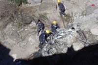 Efectivos de bomberos lograron rescatar el cuerpo de la vctima, que estaba calcinado en el interior del Peugeot 504. 