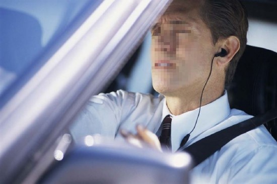 En Estados Unidos se producen ms de 600.000 accidentes anuales vinculados con el uso de telfonos mviles en los autos. 