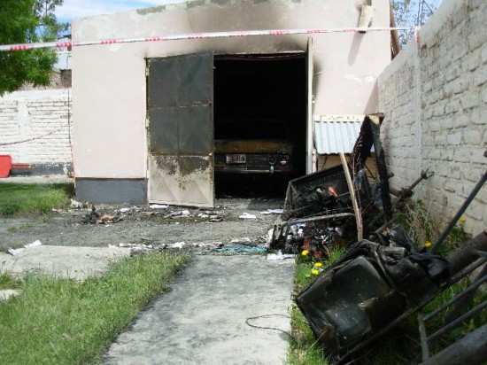 Las llamas provocaron la destruccin del auto y otros elementos que se encontraban en el garaje. 