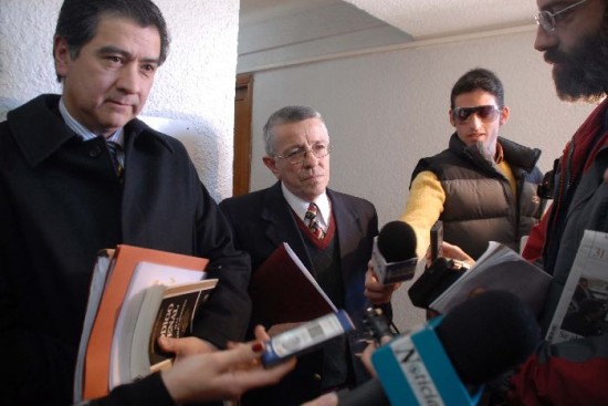 Rodolfo Florido junto a su abogado Ernesto Saavedra, quien podra apelar el procesamiento del juez. 
