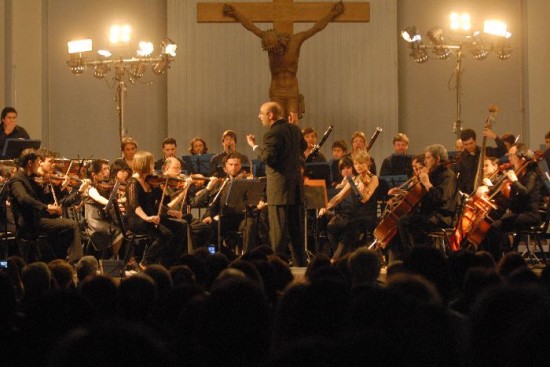 Facundo Agudn, al frente de la Orquesta Sinfnica Patagonia, ayer por la noche en la Catedral. 