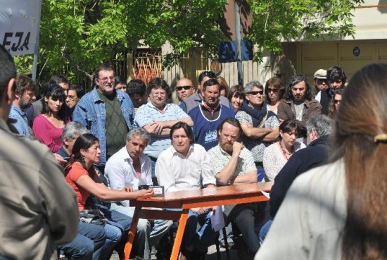 Sindicalistas y diputados dieron una conferencia de prensa por la maana. 