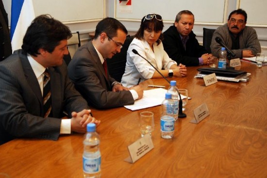 El ministro de Gobierno, Diego Larreguy, firma el convenio logrado con la Federacin de Propietarios y el gremio. 