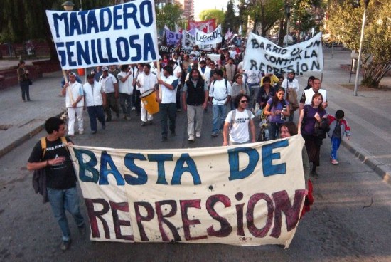 Un millar de manifestantes se hizo or en las calles de la capital neuquina. 