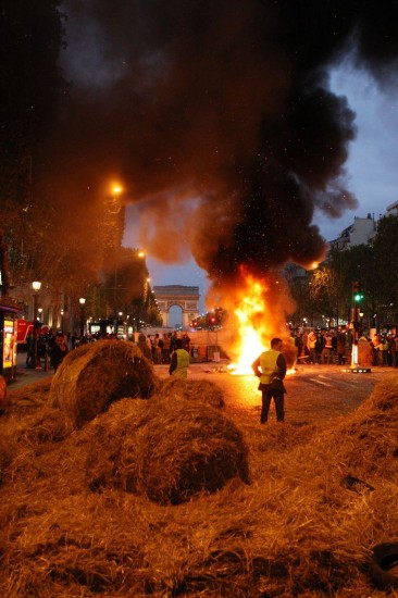 La clebre avenida de Champs-Elyses fue bloqueada con fardos de pasto y quema de neumticos. 