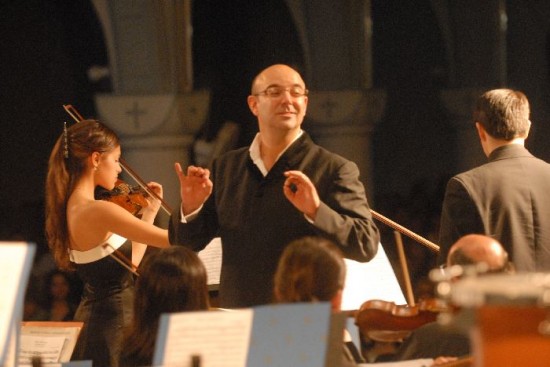 "La música les pertenece a todos", dice Agudín, director de la orquesta Patagonia. 