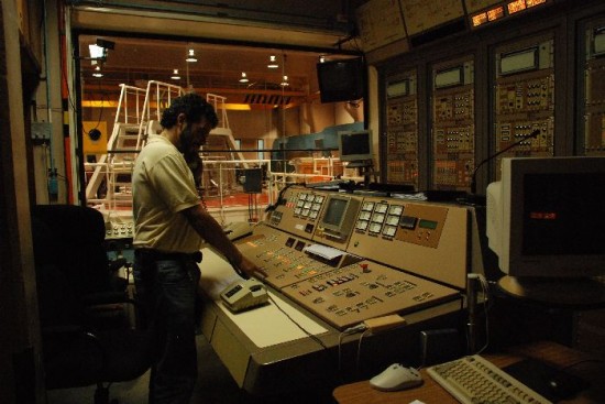El investigador Anbal Blanco en la sala de comando. Al fondo, el reactor. 