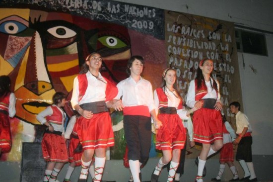 Baile, canto y luego desfile por la ciudad enriquecieron la ya tradicional feria. 