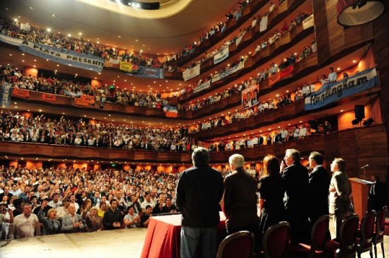 El Teatro Argentino de La Plata estuvo colmado de oficialistas. 