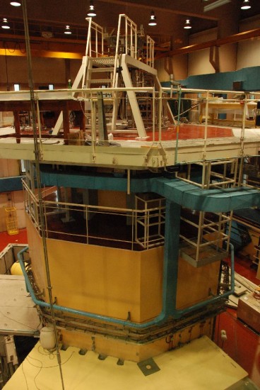 La estructura completa del reactor tiene la altura de un edificio de cuatro pisos. 