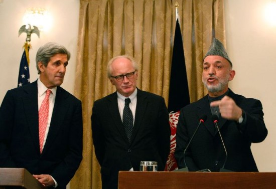 El presidente afgano recibi la visita del enviado especial norteamericano John Kerry (izquierda) 