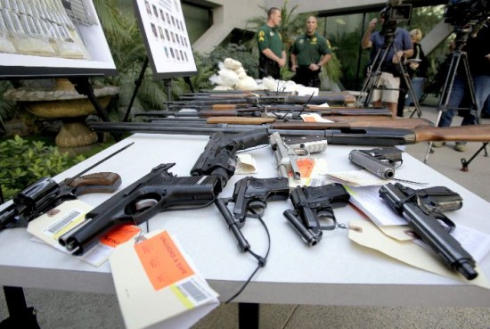 Cientos de armas fueron secuestrados en la operacin. 