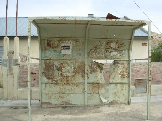 Las garitas del barrio Cordillera del Viento, para esperar el micro urbano, presentan serias dificultades. Una de las estructuras est rota y es un peligro para los usuarios. Ademas, otro problema es que fueron instaladas en el margen contrario por donde deben subir al colectivo. 