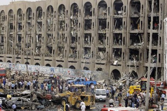 La destruccin en el edificio oficial que caus uno de los camiones bomba muestra la magnitud de la explosin. 