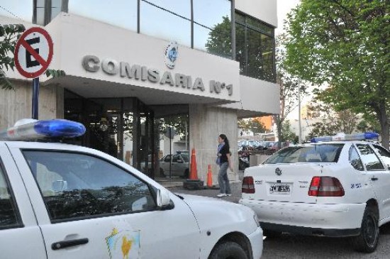 Dentro de la comisaría Primera agredieron al titular de Derechos Humanos de la municipalidad de Neuquén. 
