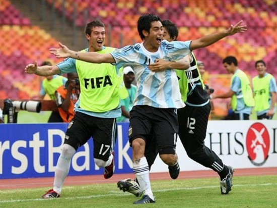Sergio Araujo puso el 2-1 sobre Alemania con el que Argentina se asegur un lugar en octavos del Mundial. 