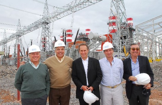 Directivos de Pampa Energa, entre ellos su presidente, Marcelo Mindlin, recorrieron la planta con el gobernador. 