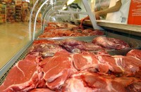 Guardar la carne en un recipiente cubierto, cuidando que el jugo no chorree sobre otros alimentos, es una forma de prevenir este mal. 