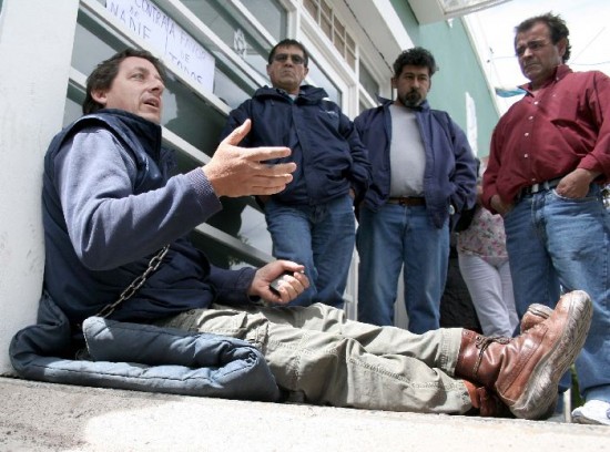 Mario Nicols lleva 9 das encadenado y haciendo huelga de hambre ante la falta de respuestas del municipio. 