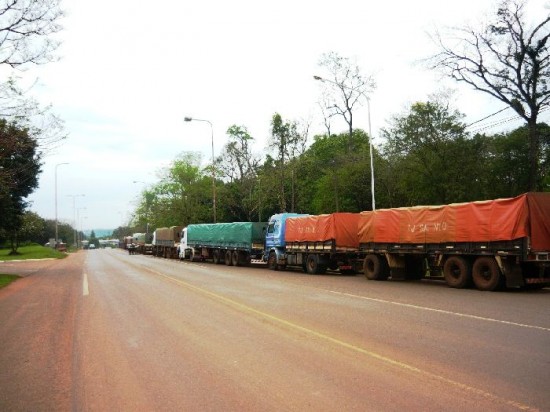 De a poco, los camiones argentinos varados en las fronteras pasaron al territorio brasileo. 