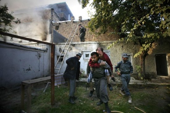 Los talibanes atacaron la casa de la ONU pese a la custodia. 