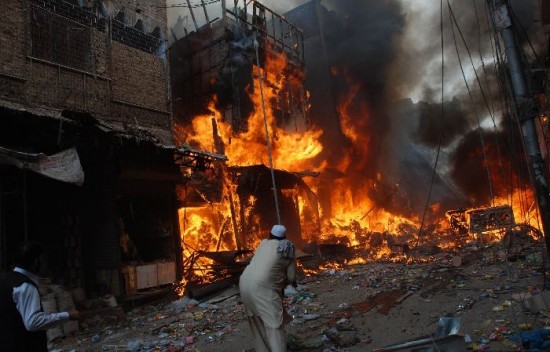 La bomba estall cuando miles de personas, en su mayora mujeres con nios, realizaban sus compras en el mercado ms importante de Peshawar. 