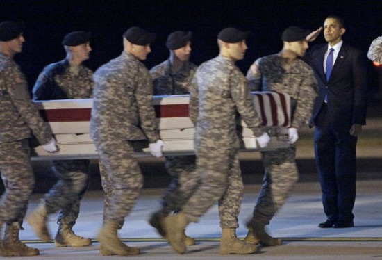 El presidente estuvo en la repatriacin de los cuerpos, imagen que Bush haba prohibido desde la guerra de Irak. 