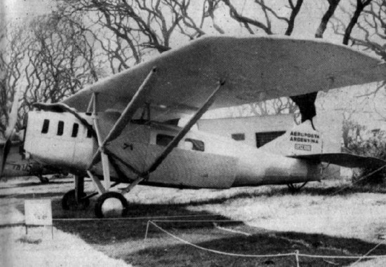 El primer avión de la Aeroposta Argentina SA, listo para desafiar a los vientos patagónicos en el recorrido más austral del mundo, hace ocho décadas. Arribo de Saint Exúpery (primero a la izq.) a Río Gallegos. A su lado, Luro Cambaceres. 