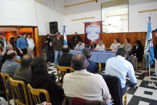 En el encuentro de ayer estuvieron los dueos de los campos y representantes de comunidades mapuches. 