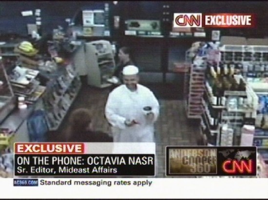 La CNN difundió ayer imágenes de Hasan, el autor de los disparos, con túnica y haciendo las compras. 