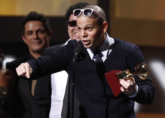 Residente, de Calle 13, subi cinco veces al escenario por sus galardones. Uno se lo dedic a Mercedes Sosa. El disco 