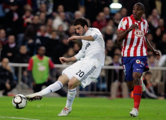 Higuan marc el tercero para el Real en el derby. 