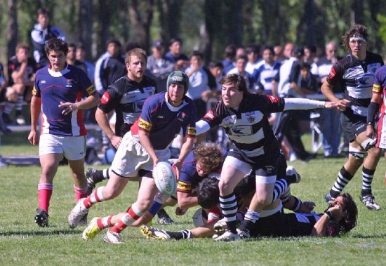 El XV Azul tuvo 10 minutos muy buenos y anot dos tries, pero despus fue superado por un rival poderoso. 