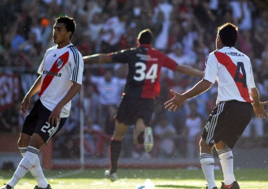 Cabral y Ferrari, en una postal demasiado repetida en River. Boghossian no perdon y le marc dos goles. Aqu festeja el primero. 