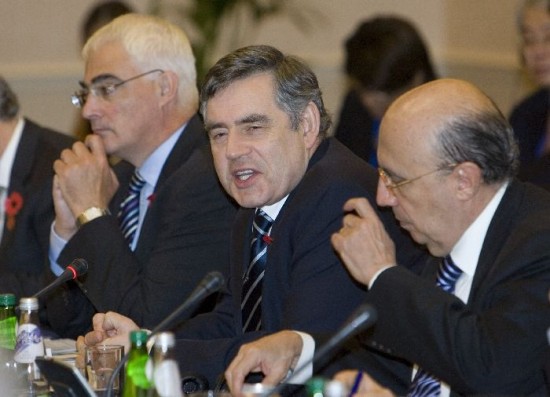 Gordon Brown (en el centro) puja para crear un 