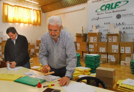 El presidente de la cooperativa, Marcos Silva, colabor ayer con la organizacin. Se renueva un tercio de Consejo de Administracin. 