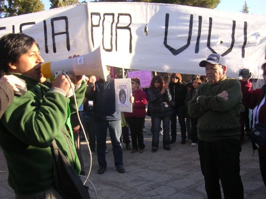 Cientos de vecinos con pancartas y fotos de Sandra Burgos marcharon ayer en Cutral Co. El asesinato ocurri en julio de 2008. 