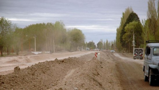 La calle paralela, con muy poco mantenimiento, se convirti en un verdadero desastre y los comerciantes son directos afectados. 