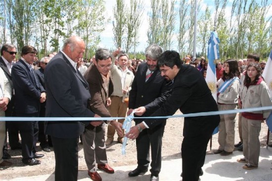 Orgullo y ejemplo del trabajo coordinado entre sectores pblicos y privados. El edificio escolar se inaugur en un emotivo acto. 