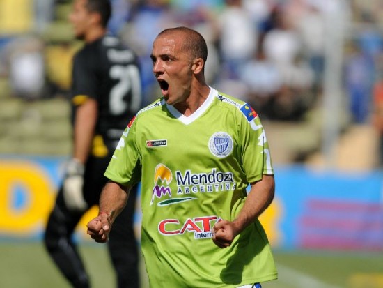 Federico Higuan marc de penal, el segundo gol del Tomba. 