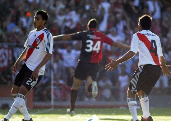 Cabral y Ferrari, en una postal demasiado repetida en River. Boghossian no perdon y le marc dos goles. Aqu festeja el primero.