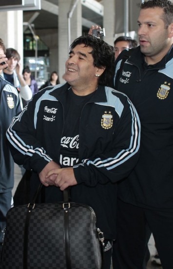 Maradona espera por la llegada de los jugadores a Madrid. 